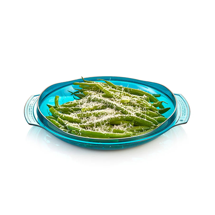 Green beans with Parmesan cheese on a blue plate against a white background